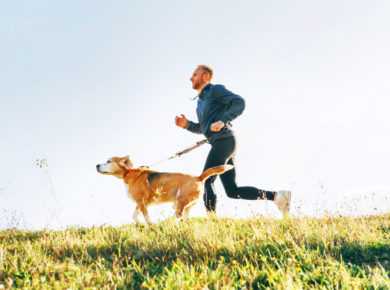 Mann joggt mit seinem Hund
