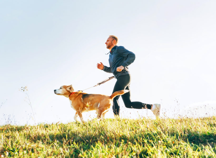 Mann joggt mit seinem Hund